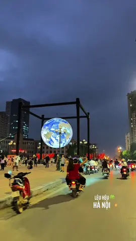 Ngay lúc này tại Hồ Tây, “ Trái Đất mini” tại Hai con rồng 🐉🐲  Bạn đã check in tại đây chưa ??? ⭐️“Trái đất mini” 🌎 này sẽ ở đây từ 29/10-1/11/2025  #hotay #haiconronghotay #hanoi  #tiktoknew #traidatmini #thankyoufans #.anhtuan989 #xuhuong #fyp 