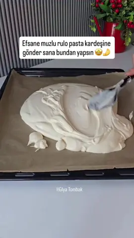 Muzlu Rulo Pasta Tarifi 🍰 Kırılmayan sünger gibi yumuşacık pandispanyası ve nefis pastacı kremasıyla garanti rulo pasta tarifi 💫 Kek İçin Malzemeler • 4 yumurta sarısı • 5 yumurta beyazı • Yarım çay bardağı toz şeker • 5-6 yemek kaşığı süt 🥛 • 5-6 yemek kaşığı sıvıyağ 🌻 • 1 çimdik tuz • 1 su bardağı un 🍚 • 1 paket vanilya • 1 çay kaşığı dolusu kabartma tozu Pastacı Kreması İçin • 2,5 su bardağı süt 🥛 • Yarım su bardağı şeker • 2 yemek kaşığı un 🍚 • 2 yemek kaşığı nişasta • 1 yumurta sarısı 🥚 Piştikten sonra: • 1 poşet (75gr) toz kremşanti • 1 paket vanilya Yapılışı: Şanti ve vanilya dışındaki malzemeleri tencereye alıp çırpıcı ile sürekli karıştırarak pişirelim. 🔥 Ilındıktan sonra toz şanti ve vanilyayı katıp pürüzsüz bir kıvam alana kadar çırpalım. 🥣 İç ve Islatma • İçi için: 2-3 adet muz 🍌 • Keki ıslatmak için: Yarım su bardağı süt 🥛 • Üzeri için: Pudra şekeri ❄️ Pastanın Yapılışı 👩‍🍳 1. Yumurta sarısı ve akını ayrı kaplara alıyoruz (artan yumurta sarısını pastacı kremasında kullanacağız). 🥚 2. Önce yumurta akı ve şekeri kar haline gelene kadar çırpıyoruz. ☁️ 3. Sonra ayrı bir kapta yumurta sarılarını sıvı malzemelerle rengi açılana kadar çırpıyoruz. 4. Daha sonra elekten geçirdiğimiz kuru malzemeleri (un, kabartma tozu, vanilya, tuz) ekliyoruz. Kıvamın yoğunluğu gözünüzü korkutmasın. 5. Sonra yumurta aklarını birkaç kerede azar azar ekleyip alttan alttan ezmeden karıştırarak karışıma yediriyoruz. 6. Kıvamı sıkıyken yağlı kağıt serili fırın tepsisine eşit bir şekilde yayıyoruz. 📤 7. Önceden ısıtılmış 170 derece fırında alt üst ayarda pişiriyoruz. 🌡️ 8. Keki sıcakken uzun tarafından sarıyoruz. 🌯 9. Soğuyunca açıp 8 eşit parçaya bölelim. 10. Az sütle ıslatıp içine pastacı kreması sürüp muz koyalım. 🍌 11. Sarıp üzerine pudra şekeri serpelim. 🎂 Deneyecek olanlara şimdiden afiyet olsun! #mutfak #tarif #lezzet #pasta #tatlı     yok 📸: @hulya_tombak