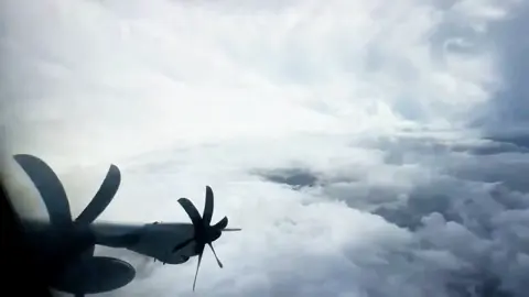 Đoạn video ghi lại cảnh máy bay WC-130J Weatherbird của Không quân Mỹ (Phi đội 53, Biloxi) bay vào “mắt bão” Melissa — cơn bão cấp 5 đang hoành hành ở Caribe, khi các phương tiện khác phải quay đầu. “Super Herc” được mệnh danh là nhà khí tượng mạnh nhất thế giới, có thể bay xuyên gió 280 km/h, mưa lớn và sấm chớp để thu thập dữ liệu cho các trung tâm dự báo. Melissa hiện đạt sức gió hơn 175 mph (≈280 km/h), là cơn bão mạnh nhất từng đe dọa Jamaica trong lịch sử hiện đại.  #khoahocvui  #khoahoccuocsong 