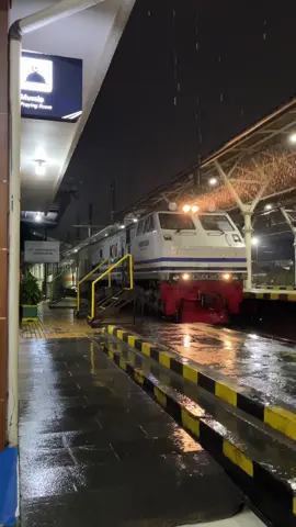 KA Pasundan di suasana sendu masuk st Yk #railfans #railfansindonesia #keretaapiindonesia #kai121 #kapasundan