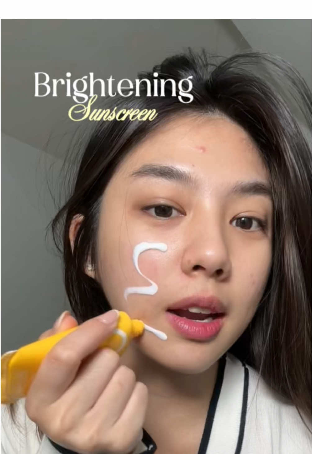 Berjemur dikit gapapa, yang penting sunscreennya gak berat di muka 😆☀️ Lagi suka banget sama sunscreen yang ringan tapi tetap bikin kulit keliatan bright gini 💅🏻 #WardahSunscreen #SunscreenRingan #WardahBright #WardahSOTYReview @Wardah Beauty Official 