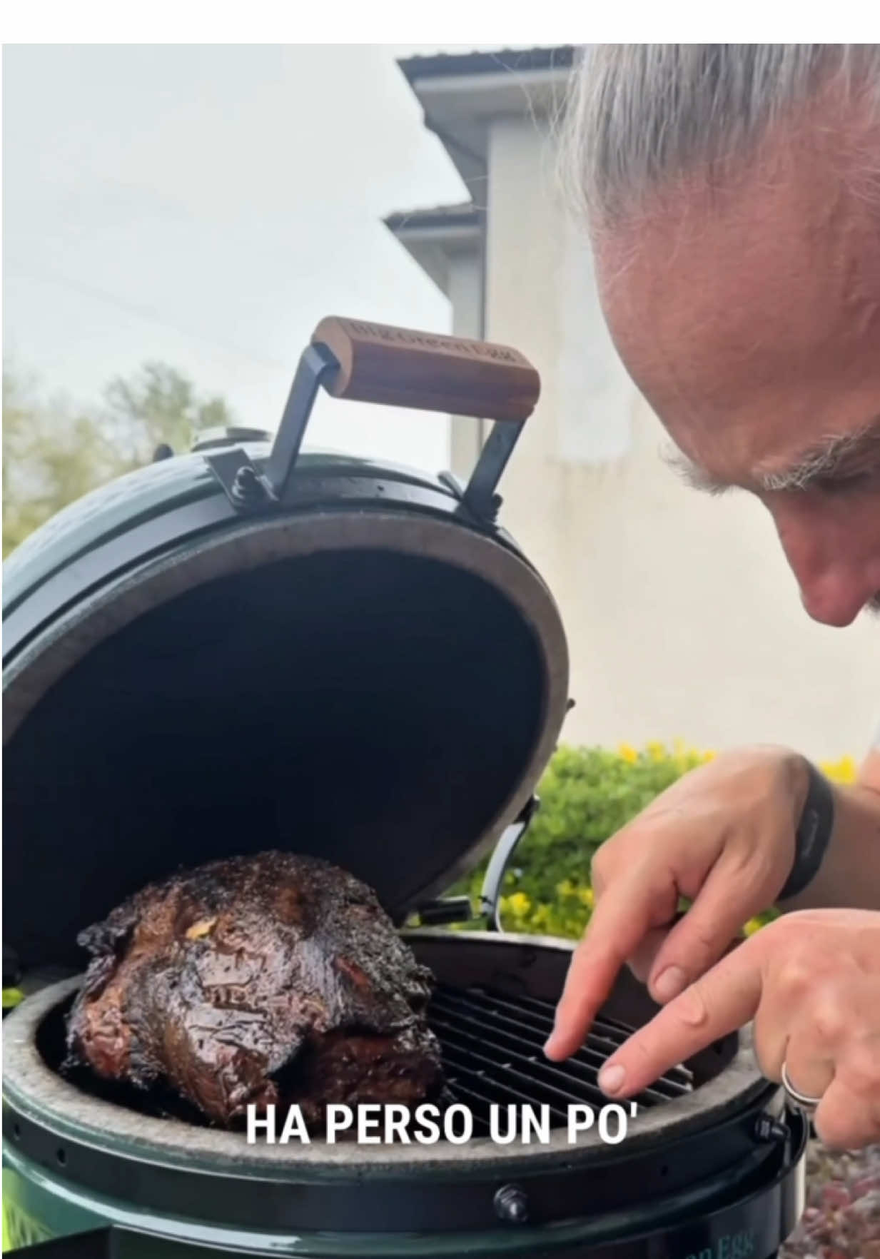 Quanto mi sono divertito con questo piccolo Kamado 🔥 Ho preparato una coppa con un rub come piace a me, più simile a un arrosto che a un classico taglio da barbecue. Affumicata con legno di ciliegio e olivo per un profumo che riempie tutto il giardino. Grazie a un sistema che monitora la temperatura interna ed esterna, ho seguito ogni fase della cottura senza perdermi un colpo. Il risultato? Crosta perfetta, cuore rosa e succoso… e tanta soddisfazione! Un grazie a @biggreenegg per questo “giochino” che regala grandi emozioni anche in piccolo formato. 🥩💨 #Nana #Gianlucanana #Biggreenegg #Kamado #bbq