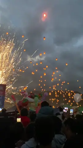 29/10 Oh my night အပြင်မှာ ပိုလှ 🙊🎆🎇#တောင်ကြီးတန်ဆောင်တိုင်ပွဲတော် #လူများချက် 😆 မနည်းတိုးဝင်ရ 🥲