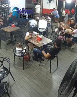 #noticias #notiyaradigital Delante de su esposa y de su pequeña hija, al cantante vallenato Jesu Romero le quitaron una cadena de oro avaluada en $15 millones, dinero en efectivo, cartera con documentos y un iPhone 17 pro max.  El hecho se registró en un restaurante de la ciudad de Barranquilla. #sucesos 