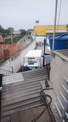 SAQUES EM SUPERMERCADOS DEVIDO A MEGA OPERAÇÃO #rj #riodejaneiro #megaoperacaorj #tiroteio 