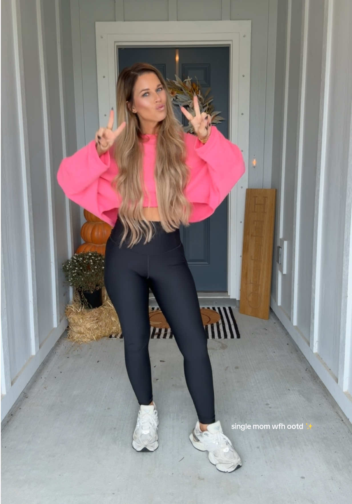 obsessed with these cropped sweatshirts 🤩 #OOTD #momootd #momfitspiration #momfashion #gymfit 
