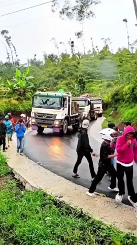 Truk yang sedang VIRAL di ci anjur muat travo PLN 100 ton menuju tanggeung cianjur selatan #truk #viral #fyp 