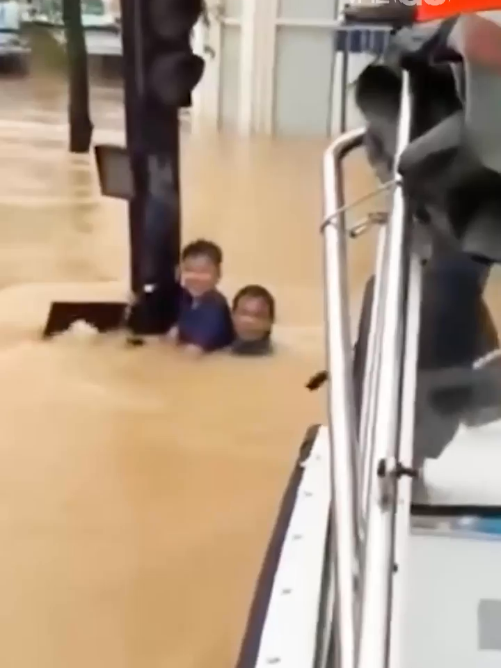 Bố con ôm cột đèn giao thông giữa nước lũ chờ cứu #VnExpress #VNEgo