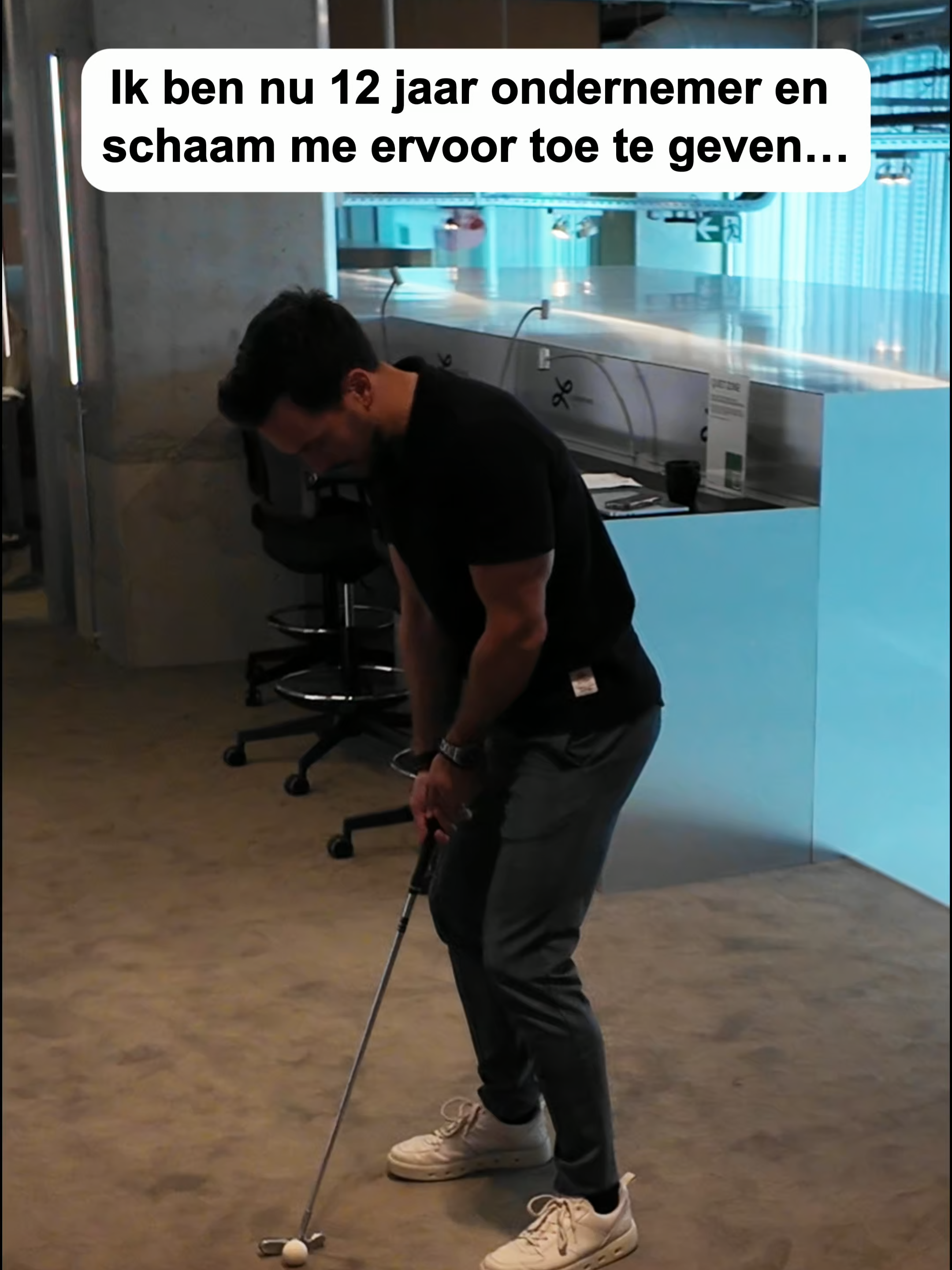 1. Ik dacht dat hard werken gelijkstond aan groeien. Tot ik besefte dat ik vooral slimmer moest leren werken. Er zijn jobs die fysiek veel zwaarder zijn en langere uren kloppen, maar nooit bijzonder veel gaan verdienen. 2. Ik heb jaren geleefd op take-away food en energy drinks omdat “ik geen tijd had om te koken” en altijd maar werkte. Maar dat heeft me ingehaald met rugpijn, hoofdpijn, stress, een pijnlijke nek en schouders, ontstoken darmen en slechts slaap tot gevolg. Nu laat ik mezelf enkel toe hard te werken als er ook aandacht is voor mijn gezondheid. 3. Ik heb te lang geprobeerd alles alleen te doen. Tot ik besefte dat ik daardoor zelf vaak de bottleneck was. Ondernemen met partners was bevrijdend en confronterend tegelijk. Maar een les die ik absoluut moest leren. 4. Ik ben altijd zo slecht geweest met administratie, dat ik facturen vergat te sturen, mijn boekhouding een zootje was en er altijd wel boetes en laattijdige betalingen waren. Nu heb ik geleerd dat ik gewoon niet omringd was door de juiste mensen en dat die focus op wat wél belangrijk was, me toch maar gebracht heeft tot de bedrijven die er nu zijn. Ik zou niets veranderen. 5. Ik dacht dat vrijheid automatisch kwam als je “je eigen baas bent”. In de realiteit wordt je klant of leverancier je baas als je dat toelaat. Vrijheid is een mindset. Last minute de dinsdagnamiddag vrij nemen, omdat je hoofd er niet naar staat. Kunnen werken vanuit het buitenland. 100% vertrouwen hebben in je team dat de targets ook gehaald worden als je langdurig ziek valt. Dat is voor mij vrijheid. 6. Ik heb content gemaakt én gedeeld waar ik zelf echt niet achter stond - gewoon omdat ik hoopte dat het deel was van het leergeld dat ik toen moest betalen. Beter iets publiceren en leren van de reacties dan nooit tevreden zijn en niets leren. 7.  Ik heb te laat begrepen dat winst ≠ cashflow. Dat was een dure les en heeft me enkele keren bijzonder veel stress gegeven. Ook, het blijft belangrijk, ongeacht hoe lang je bezig bent. 8. Ik heb nooit mijn eerste €10k maand gevierd… uit schrik om domme beslissingen te maken en omdat geld tot dan steeds schaars was. Gevolg - de eerste €100k maand werd ook niet gevierd. Nog steeds om dezelfde reden. 9. Ik heb mezelf jarenlang vergeleken met mensen die al 10 stappen verder stonden. En daardoor m’n eigen progressie niet voldoende gewaardeerd. Terwijl het voor de buitenwereld allemaal bijzonder snel leek te gaan. 10. Ik heb vaak naar klanten of leveranciers gedaan alsof ik een team had, terwijl ik lang alles alleen deed. Maar dat zelf geloven deed me ook groter denken. Een self fulfilling prophecy, waardoor die stap ook niet zo scary werd. 11. Door een strenge, religieuze opvoeding heeft het me langer dan nodig geduurd om mijn énorme, natuurlijk aangeboren ambitie (die daar ‘verkeerd’ was) toe te laten. Wel heb ik er (ouderwetse) normen aan overgehouden die m’n reputatie vandaag nog steeds beschermen. #ondernemen #belgie