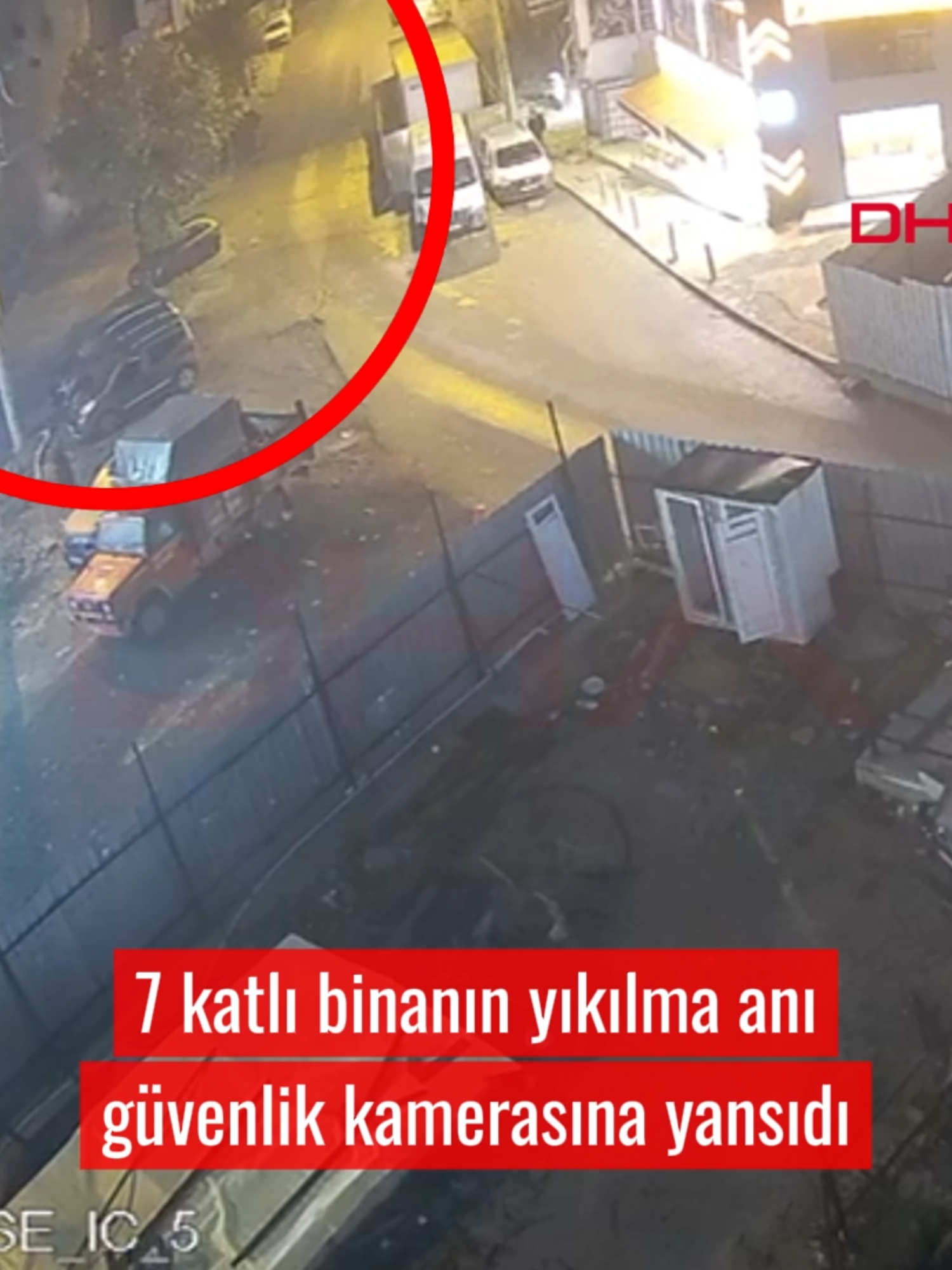 #Gebze'deki 7 katlı binanın yıkılma anı güvenlik kamerasına yansıdı Olay, sabah saatlerinde merkeze bağlı Akse Sapağı Mahallesi'nde meydana geldi. Metro inşaatı çalışmalarının bulunduğu bölgedeki 6 katlı bina çöktü. İhbarla bölgeye çok sayıda ekip sevk edildi. İtfaiye, AFAD, arama kurtarma ekipleri, çöken binanın enkazında kurtarma çalışması başlattı. Ekiplerin binanın enkazında çalışmaları sürüyor. Ardacan UZUN- Erol POLAT - Murat SOLAK / GEBZE (Kocaeli), (DHA)