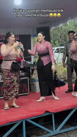 Ketika 1 keluarga menguasai panggung,  dari nenek,bue, om tante , sepupu . Lengkap😂 Suami aja yg blm ada😂✅ #dayaknese #VoiceEffects 