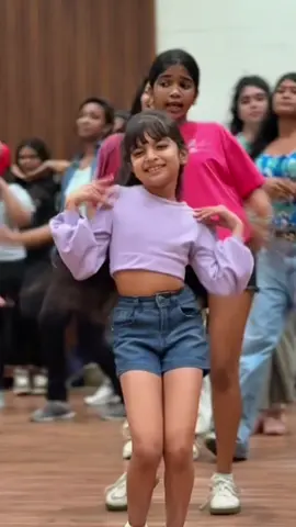 අපි පොඩි කාලේදි මල් වලට හිටියේ.. එකට දැන්😍♥️ ඔයාලත් එන්න අපේ Dancing Class එකට 0740301702 ට දැන්ම Whatsapp කරන්න. DC : @Oshan Liyanage 🙌 #oshanliyanagedance #OLDS #fypシ゚ #samithamudunkotuwa #onemillionaudition 