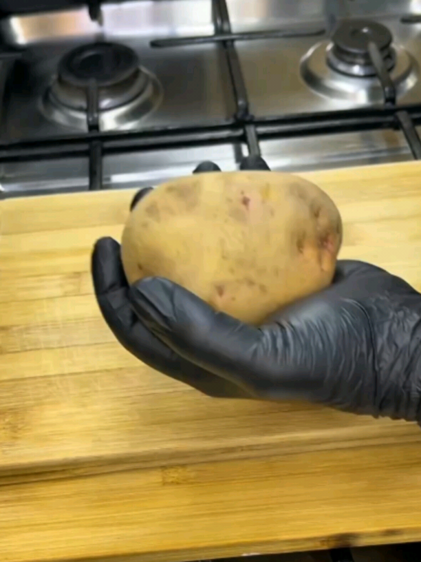 انسوا اي طريقه جربتوها للبطاطس وجربوا الطريقه دي المقادير: بطاطس واحدة بصلة متوسطة 2 طماطم 4 بيضات 2 ملعقة كبيرة زيت ربع ملعقة صغيرة ملح ربع ملعقة صغيرة فلفل أسود ملعقة كبيرة صلصة طماطم ربع كوب ماء والطريقة مشروحة في الفيديو 🎥#exploreاكسبلورررر #طبخ #طعام 