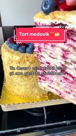 Tort Medovik – foi fragede cu miere, cremă fină și inserție de fructe de pădure între straturi 🍯🍓 Un desert care arată spectaculos și are gust de sărbătoare🤩 Tu cum îl preferi – cu fructe sau varianta clasică? 😍👇 Ingrediente: •2 ouă(106g)-cat cântăresc cele  2 ouă pe care le puneți, aceea va fi și cantitatea pentru zahăr brun, miere și unt ❗️ •106g zahăr brun •106g miere 🍯  •106g unt 82% 🧈  •6g bicarbonat de sodiu  •387g făină  •400g fructe de pădure  •70g zahăr  •25g amidon de porumb 🌽  •25ml apă  •250g mascarpone  •250g frișcă lichidă 36% •700g smântână  •200g zahăr pudră  •esență de vanilie  •fructe pentru decor* Am tot amânat acest tort pentru ca mi se părea greu de făcut, dar am descoperit ca este de fapt foarte simplu 🥰 eu m-am inspirat de la Olga Ursu, cu modificări după propriul gust ☺️  Poftă bună și spor la gătit! ❤️  #medovik #cake #Recipe #fyp #recipesoftiktok 
