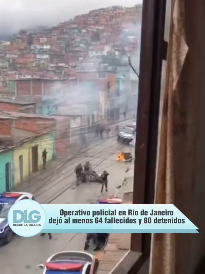 Río de Janeiro amaneció bajo una tensa calma tras el mega operativo policial denominado Operación Contención, que dejó al menos 64 personas fallecidas y 80 detenidas en enfrentamientos con miembros del Comando Vermelho (CV), considerada la mayor facción criminal del estado. La acción se posiciona entre las más mortales registradas en la región. El operativo, iniciado antes del amanecer, contó con la participación de más de 2.500 agentes de la Policía Militar, la Policía Civil y unidades de élite. El objetivo fue desarticular la estructura de mando y logística del CV en el Complexo da Penha y otras favelas cercanas, con la intención de frenar la expansión territorial del narcotráfico. Según la Asamblea Legislativa del estado, más de 200.000 residentes resultaron afectados por el cierre de escuelas, desvío de rutas de autobuses y suspensión de servicios de salud, lo que paralizó la actividad en varias zonas. Las autoridades informaron que los enfrentamientos se intensificaron cuando los agentes fueron recibidos con disparos de fusiles. Además de los fallecidos y detenidos, se incautaron equipamiento de guerra, municiones y sustancias ilicitas. El gobernador de Río de Janeiro, Cláudio Castro, defendió la acción y solicitó apoyo de las Fuerzas Armadas federales, afirmando que el operativo forma parte de una “guerra contra el crimen organizado”. #RioDeJaneiro #Brasil #OperativoPolicial #ComandoVermelho