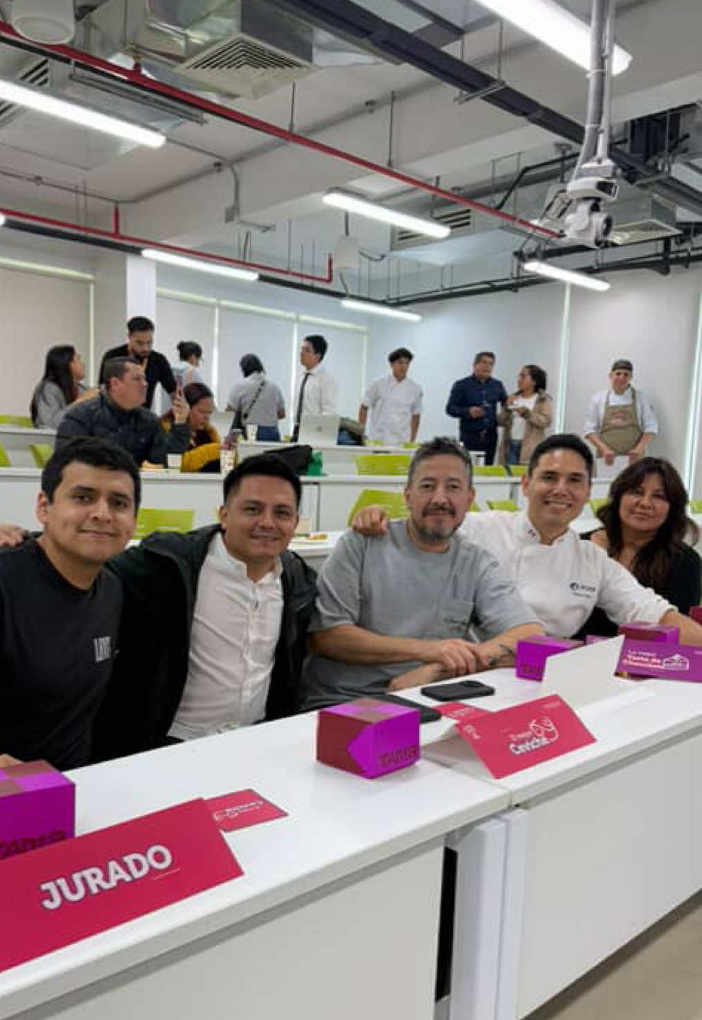 Así se vivió el concurso de la Corporación Acurio, rodeados de grandes colegas y mucho talento en cada ceviche 🐟 Orgullo total por nuestra gastronomía y por quienes la hacen grande #CorporaciónAcurio #Ceviche #CocinaPeruana #lamar #tanta 