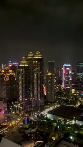 jakarta in the rain feels like healing and heartbreak at once. the kind of night that makes you miss what’s gone, but still be grateful you felt it at all. #JakartaRain #CityAesthetic #OneLastCry #citylights #FYP