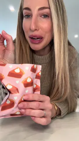 If you are craving fall in a bag this one’s for you 🍂🍎🍏🥧🍫🍭🍬 #rubybond #candy #candybag #candymix #applepie #sweets #chocolatelover 