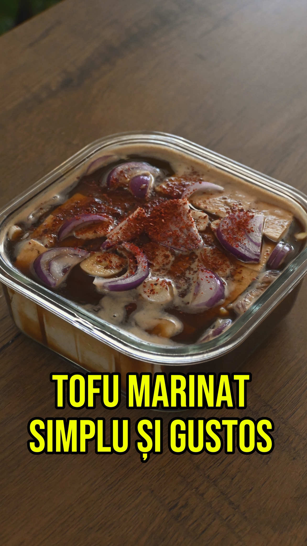 Cred că preparatul acesta i-ar convinge chiar și pe cei mai mari sceptici când vine vorba de tofu. Este un mod tare simplu și plăcut de a transforma tofu-ul într-un preparat plin de gust și savoare. Îmi place mult să-l pregătesc și vă încurajez să-i dați o șansă! Ingredientele se găsesc ușor, în magazinele asiatice, online sau chiar în unele supermarketuri. Tofu marinat se păstrează excelent la frigider timp de câteva zile, atâta timp cât rămâne acoperit de marinadă. Dacă observați că bucățile ies la suprafață, puneți un șervețel deasupra, acesta se va îmbiba cu lichidul aromat și va menține totul perfect marinat. Încercați-l și spuneți-mi în comentarii cum vi s-a părut. 🥢 Ingrediente • 1 bucată de tofu (aprox. 500 g) • ½ cană sos de soia • ½ cană apă • ¼ cană oțet de mere • 1 lingură pastă miso • 1/2 ceapă roșie • 1 ardei iute (proaspăt sau uscat) • 2-3 căței de usturoi Mod de preparare 1️⃣ Tăiați tofu în bucăți potrivite și așezați-le într-o caserolă. 2️⃣ Într-un bol, pregătiți marinada: amestecați apa, sosul de soia, oțetul de mere și miso până când pasta se dizolvă complet. 3️⃣ Turnați marinada peste tofu. Adăugați ceapa tăiată felii subțiri, usturoiul zdrobit și ardeiul iute. 4️⃣ Acoperiți tofu-ul cu un șervețel sau o bucată de pânză curată, pentru a vă asigura că rămâne complet scufundat în lichid. 5️⃣ Puneți capacul și dați caserola la frigider. Timp de marinare: • Minim 4–6 ore – bun de consum. • Ideal după 12 ore – pentru o aromă intensă. Păstrare: Se poate păstra la frigider 5-7 zile, cu condiția să fie mereu acoperit de lichid. 🍽️ Sugestii de servire: • Cu orez simplu sau legume la abur. • Ca aperitiv rece. • În salate, sandvișuri sau ca garnitură lângă aproape orice fel de mâncare. #tofu #tofumarinat #veganromania #retetedepost #veganfood          
