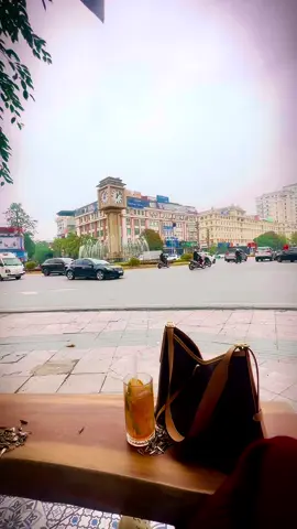 Mình đã từng có suy nghĩ là rời đi.. Nhưng mình không nỡ, bởi vì thành phố này còn nhiều thứ khiến mình phải lưu luyến quá. nơi này có công việc và ... còn nó cả người trong tim❤️.....Vậy lí do bạn còn ở lại thành phố này là gì?