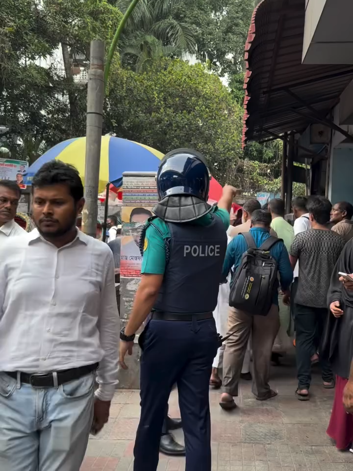 জাতীয় প্রেসক্লাবের সামনে উত্তেজনা, মাদ্রাসা শিক্ষকদের সরিয়ে দিল আইনশৃঙ্খলা বাহিনী