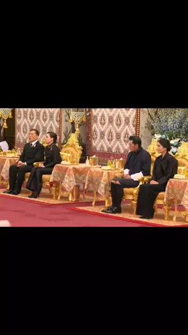 💛💜ถวายพระเกียรติคิงและควีนภูฏานสูงสุด💛💜 …ในหลวงและพระราชินีของเรา ถวายพระเกียรติกษัตริย์และพระราชินีแห่งภูฏานแบบสุดมาก นอกจากจะทอดพระราชอาสน์ ทอดผ้าสุจหนี่ถวายแล้ว ในหลวงยังผายพระหัตถ์ให้กษัตริย์และพระราชินีภูฏานประทับพระราชอาสน์เป็นลำดับต้นอีกด้วย หากยึดคำว่า “ลำดับอาวุโส” แบบบ้านเราในหลวงพระราชินีก็ต้องประทับพระราชอาสน์ลำดับต้น แต่ทรงให้คิงและควีนประทับ ปล. ผ้าสุจหนี่ คือ เครื่องปูลาดชนิดหนึ่ง ทำจากผ้าเยียรบับไหมทอง ที่ใช้สำหรับทอดถวายแด่พระมหากษัตริย์หรือพระบรมวงศ์ชั้นสูงเพื่อประทับหรือทรงยืนในงานพิธีสำคัญ โดยเฉพาะอย่างยิ่งสำหรับพระมหากษัตริย์หรือพระบรมวงศ์ที่ทรงพระเศวตฉัตร 7 ชั้นขึ้นไป