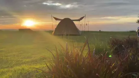 ชมพระอาทิตย์ตกดิน #วิว360 #แคมป์หลังเขา #หลังเขาhappily #มวกเหล็กสระบุรี 