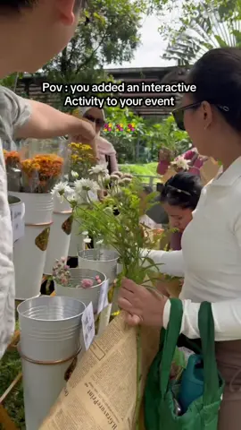 Flower Bar cocok banget untuk interactive activity di acara kalian🌸 Book Now!💫 📞 +62 858-8344-6733 #flowerbarbogor #flowermarketbogor #flowermarketjakarta #floristbogor #bloombarbogor 