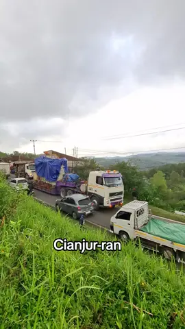 Mobil viral pengangkut trafo berukuran besar melintas di jalan Sukanagara 