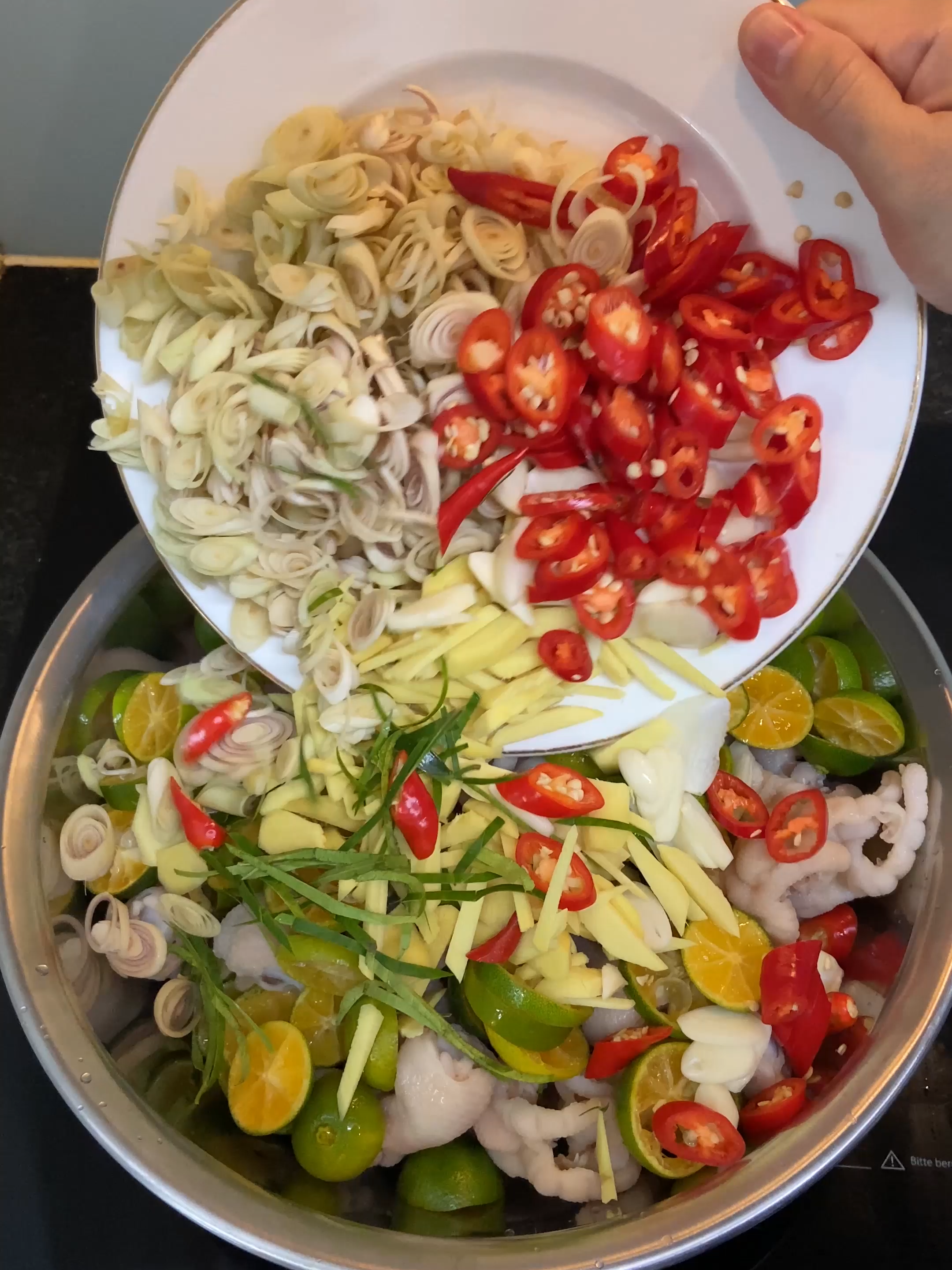 Đây là công thức Tuyết làm để kinh doanh chân gà ngâm sả tắc, hồi đó Tuyết bán online mà giờ chia sẻ lại cả nhà luôn. Chân gà giòn ngon thấm đậm đà ai ăn cũng khen hết à. #LearnOnTikTok #nauancungtiktok #ancungtiktok #changarutxuong #changasatac