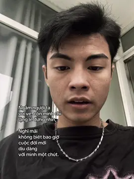 Ngắm người ta  vui vẻ, còn mình chỉ lặng  lẽ đứng nhìn, Nghĩ mãi không biết bao giờ  cuộc đời mới  dịu dàng  với mình một chút. #xhtiktok #fyp #vantruong 