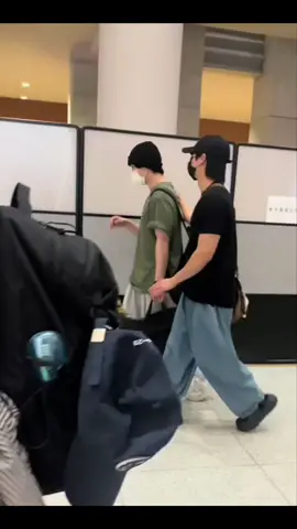 Minsung, clingy at the airport  #leeknow #hanjisung #minsung #straykids #skz 