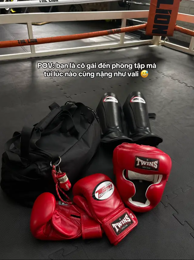 Team nào hiểu cảm giác mang vali đi tập như tôi? 😅  #kickboxing #everlast #twins #gloves 