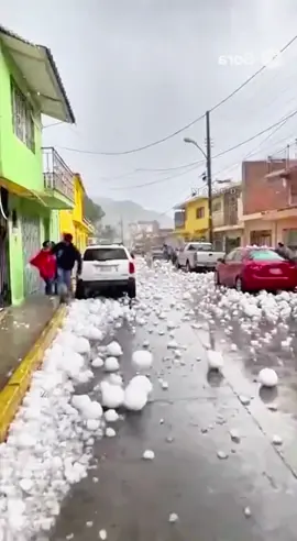 আসমান থেকে বরফের বৃষ্টি পড়ছে। 