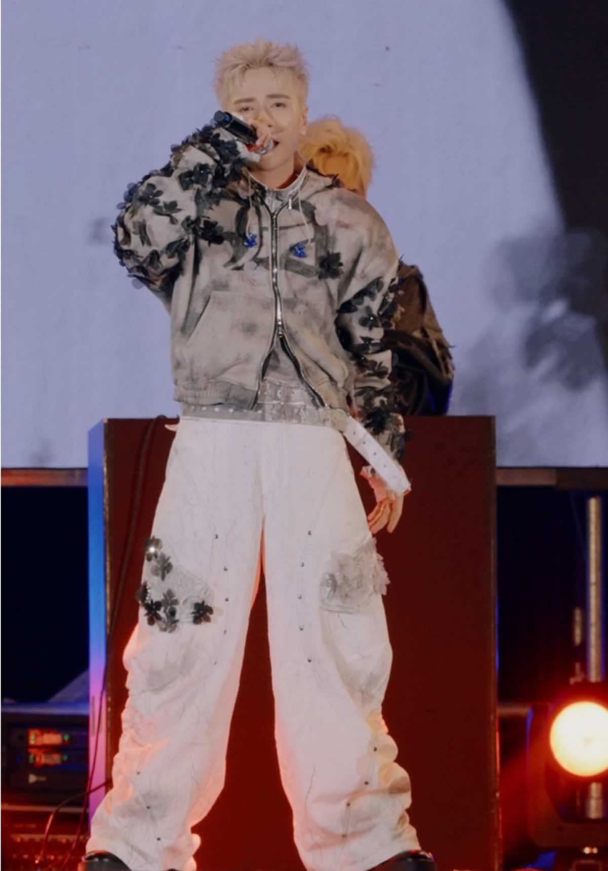 Bae Don’t Cry .. 🤧  Đây là một ca khúc nằm trong album “Bloomever” sẽ được phát hành vào 15.11.2025 của Hùng. Hi vọng là mọi người sẽ yêu thích em ấy thật nhiều nha ❤️🌷  #QuangHungMasterD #MasterD1stAlbum #Bloomever #BaeDontCry 