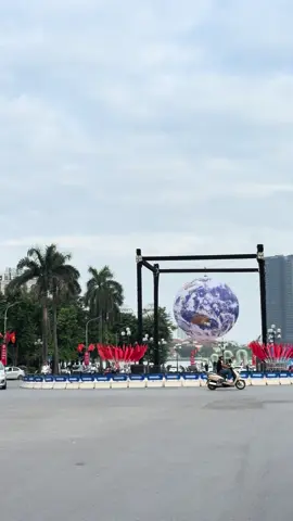 Ngắm địa cầu tại Hồ Tây … nó đẹp vô thực á #hotay_hanoi  