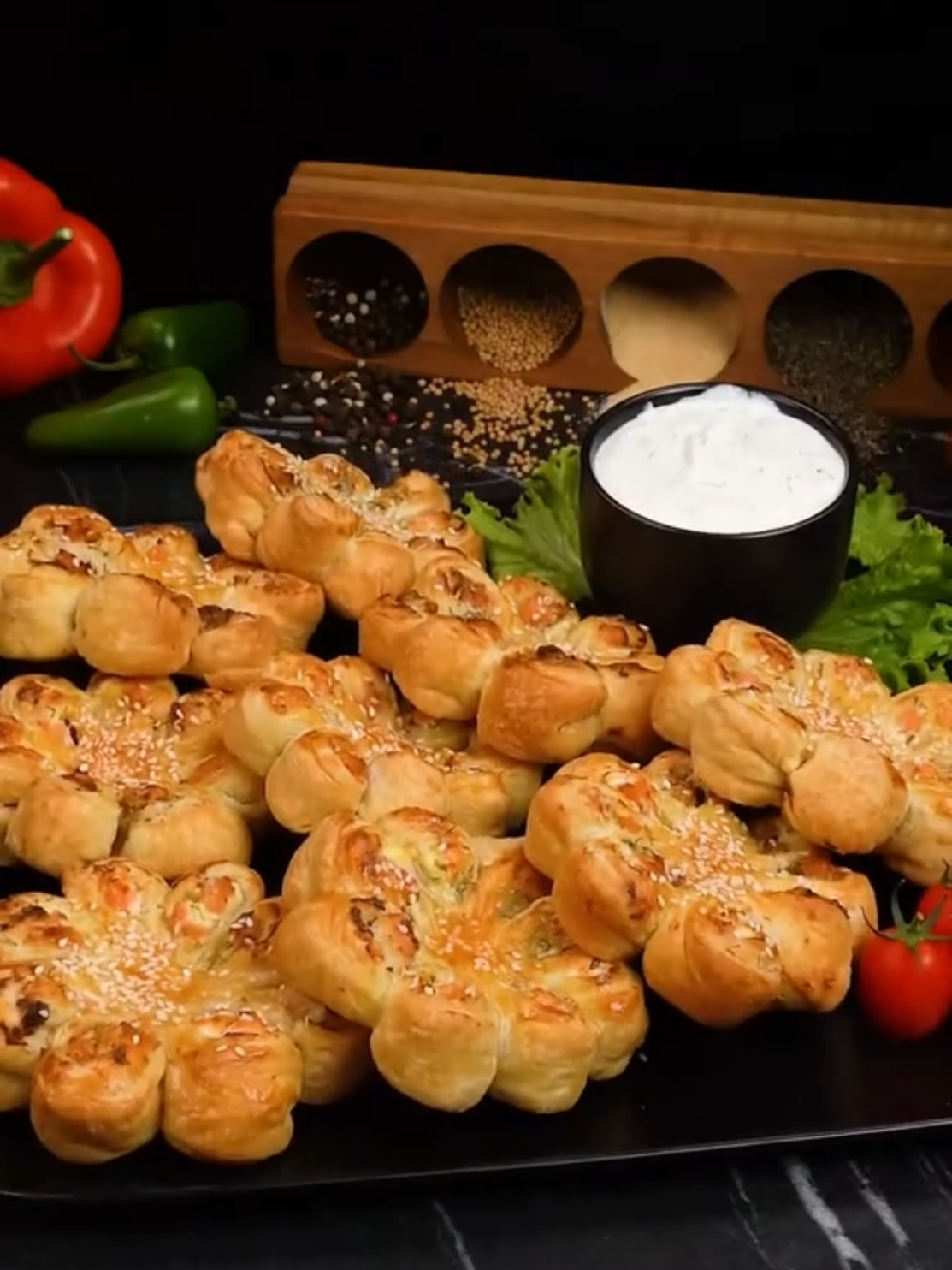 Знаменитая закуска из слоеного теста, которая покорила мир Ингредиенты слоеное тесто: 700 г лосось: 200 г сливочный сыр : 150 г укроп: 10 г яйца : 1 шт кунжут : 10 г сметана: 50 г укроп: 5 г лимон: 1 шт соль: 2 г белый перец : 1 г