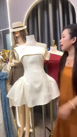 Đầm ngắn lệch vai màu kem không kén da! Chất vải mềm mịn, mặc thoải mái, đi tiệc hay du lịch đều xinh.