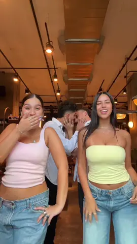 בהתעלמות מוחלטת למה שקורה מאחוריי