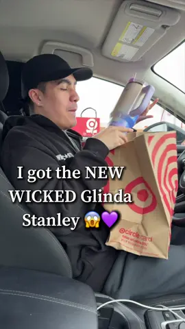 IM GAGGED 😱 #viral #glinda #stanley #wicked #fyp 💚🩷