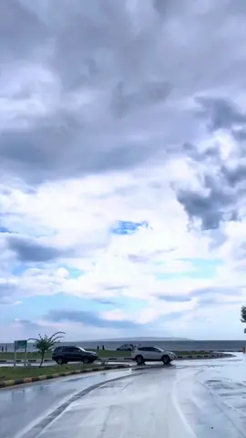 منظر غني عن التحدث ، شاهد جمال شاطئ املج مع الامطار والسحاب والبحر والشوارع تحفه فنيه غنيه عن التعريف . #املج #tiktok #اكسبلور 
