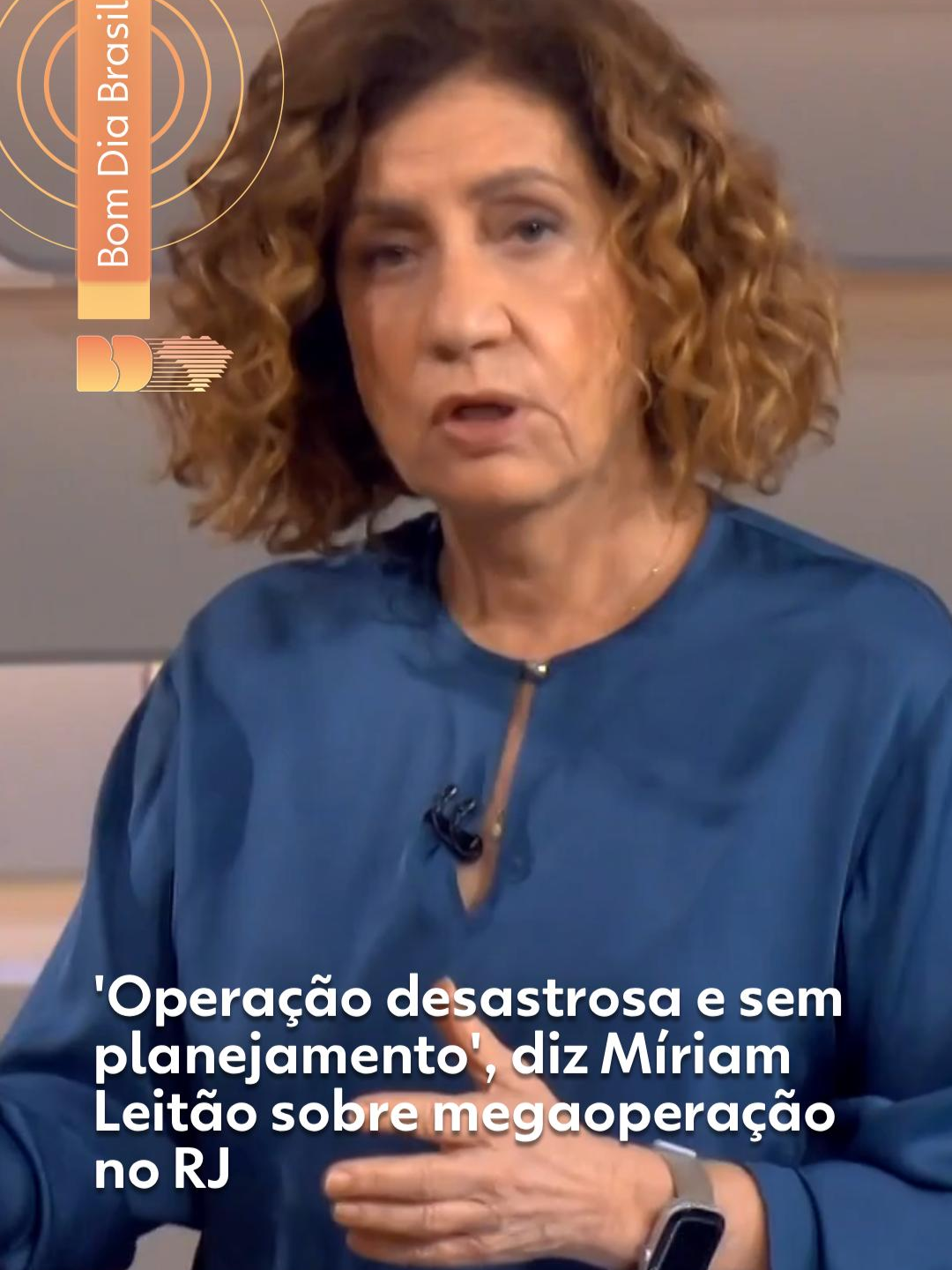 Megaoperação no RJ - Míriam Leitão falou no Bom Dia Brasil sobre a megaoperação policial contra o crime organizado no Rio de Janeiro, ocorrida na terça-feira (28), que já é considerada a mais letal do estado e uma das mais letais do país. Míriam conversou com especialistas, que avaliaram que a operação foi “mal planejada” e “desastrosa” pela letalidade da ação - até esta quarta-feira (29), 64 mortes foram confirmadas pelo governo, mas os moradores levaram mais de 60 corpos para uma praça na Penha, e o número de mortos deve chegar a 129. “As palavras são ‘tragédia’ e ‘desastrosa’. Essa operação foi desastrosa. O Rio ainda está contando os mortos. Então, é um desastre isso. Não teve planejamento. Se tivesse planejamento, não teria acontecido isso”, explicou a jornalista. Míriam vê uma tentativa do governador do Rio de Janeiro, Claudio Castro, de culpar o governo federal pela ação desta terça-feira. “O primeiro movimento do governador de culpar o governo federal foi quando ele viu que estava começando a dar errado”, relatou. “O erro é o governador do Rio de Janeiro convocar os governadores de direita. Como assim? Ele falou que não era para politizar, ele está politizando. Ele tem que se reunir com o governo federal”, argumentou. #g1 #tiktoknotícias #míriamleitão #megaoperação #crimeorganizado #riodejaneiro