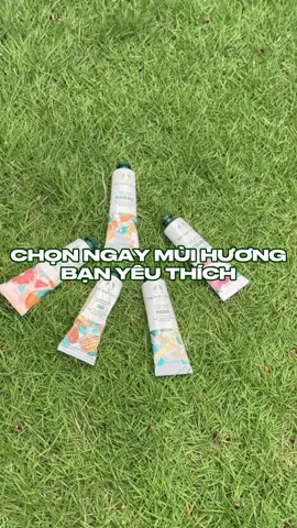 Đôi tay mềm mịn – thơm nhẹ – sang xịn mịn đúng nghĩa 💅 bí kíp là tuýp kem nhỏ xinh này đó ✨ Quẹo lựa ngay mùi hương bạn yêu thíchh 🥰 #thebodyshopvietnam #vegan #thuanchay #handcream #handcare 