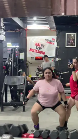Grab your bestie and squat @Biee🎀 🏋️‍♀️💪 #nbgym #gymbestie #workoutchallenge #GymTok #fyp 