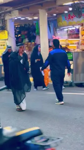 ⁨ الناس الطيبة 🌿 كل خميس يجي يلقي الشعر بشارع العلقمي بهالطريقة الجميلة  الله ينطيك الصحة والعافية بجاه ابو فاضل (ع) #العتبة_ألحسينية_المقدسة #العتبة_العباسية_المقدسة  #العراق  #إيران  #اكسبلور 