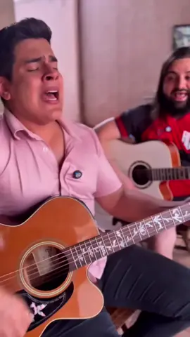 🔥🎶 Sertanejo com alma rubro-negra! ❤️🖤🎤 Que nós amamos a música sertaneja, ah, isso é bom demais! 🎵 E quando a gente vê um cantor ao lado de outro amigo — como o talentoso Miguel Lucato, cantor e compositor — vestindo o manto rubro-negro, aí o sertanejo fica ainda melhor! 🤠🐉 É bonito demais ver artistas levando alegria, cantando suas músicas, espalhando talento e emoção… e em meio a tudo isso, aparece nosso manto, símbolo de garra, paixão e tradição! 🔥👏 E pra deixar essa parceria ainda mais especial, o Dudu Pucena, que tem sua página no Instagram falando sobre música, cantores sertanejos e lançamentos de DVD, se uniu ao Miguel Lucato pra fazer um vídeo incrível — e claro, com a camisa do Dragão em destaque! 🐲📸 É sempre bom ver influenciadores, artistas e personalidades ajudando a divulgar o nosso Atlético Goianiense, mostrando que o amor pelo Dragão vai além dos gramados — está também no ritmo do coração sertanejo! ❤️🖤🎶 🎶🐲 Texto: Paulo Marcos Dragolino #DragãoNoSertanejo #AtléticoGoianiense #OrgulhoRubroNegro #PaixãoQueNãoSeExplica #MantoSagrado 