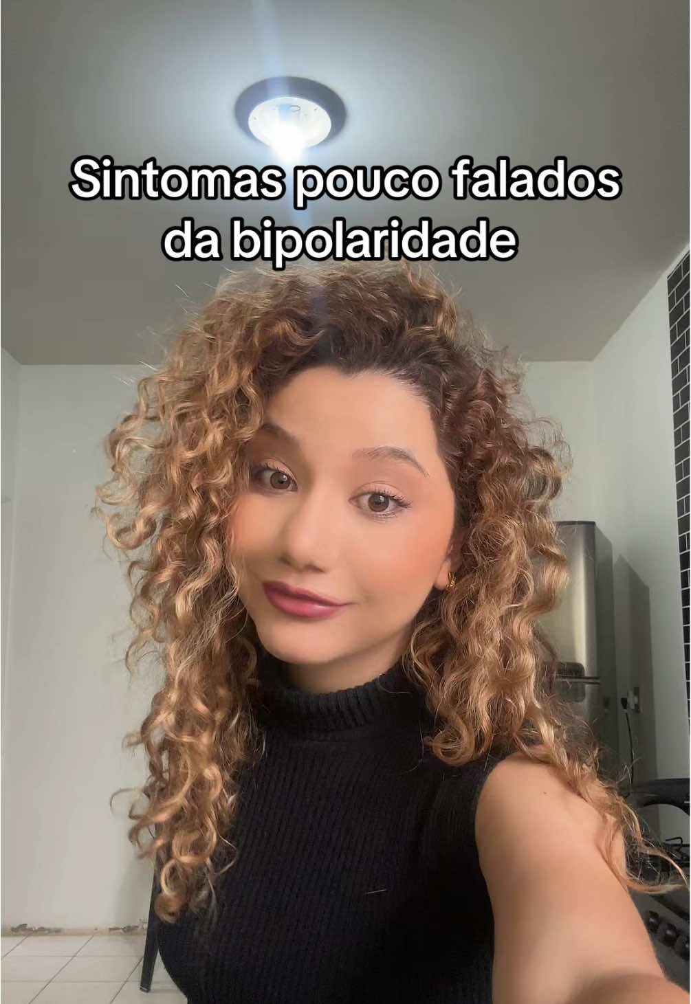 Pouca gente fala sobre os sintomas escondidos da bipolaridade… Tipo o cansaço mental que vem do nada, os pensamentos que não param, as mudanças de humor em um único dia, ou aquela culpa que bate depois das fases altas. Nem sempre é sobre estar triste ou feliz… Às vezes é só tentar se reencontrar no meio do caos.” ✨🧠 #bipolaridade #bipolar #transtornobipolar 