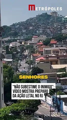 Um #vídeo divulgado nas #redessociais revela o momento em que policiais militares do #RiodeJaneiro (RJ) receberam as últimas instruções antes de iniciar a megaoperação que se tornou a mais letal da história do estado. A ação, deflagrada na madrugada dessa terça-feira (28/10), deixou ao menos 64 mortos nos complexos do Alemão e da Penha, na Zona Norte. Nas imagens, gravadas ainda no escuro da madrugada, o secretário de Estado de Polícia Militar e comandante-geral da corporação, coronel Marcelo de Menezes Nogueira, aparece discursando para os militares que embarcavam em veículos blindados e empunhavam armamento pesado. “Dia histórico. É a maior mobilização da história da polícia. Precisaremos de coragem, determinação e força. É um espaço dominado por uma organização criminosa que impõe t3rror. Senhores, não subestimem o perigo. Não subestimem o inimigo”, afirmou o coronel. Na manhã seguinte ao confronto, moradores do Complexo da Penha levaram ao menos 60 corpos até a Praça São Lucas, dentro da comunidade. Parte deles estava em sacos plásticos pretos. Moradores afirmam que os cadáveres foram encontrados na área de m4ta que liga as favelas da Penha e do Alemão, justamente onde a operação se concentrou. Segundo relatos, muitos apresentavam marcas de t1ros na nuca, perfurações por faca nas costas e ferimentos nas pernas. #TikTokNoticias 🎥 Divulgação/PMERJ