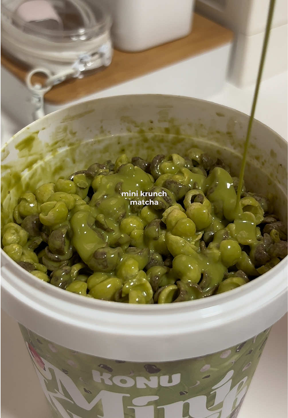luvv their matcha flavor!! comes with free glaze & spoon 💚 #konu #konuminikrunch #matcha #minikrunch #matchalover 