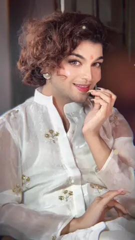 Zara pass baitho hey Banke Bihari 🦚💗✨. . . . #reelsinstagram #viral #exploremore #jarapassbaithoheybankebihari #expressions #eyes #hindu #sanatani#tiktoknepal #chiragsharma 